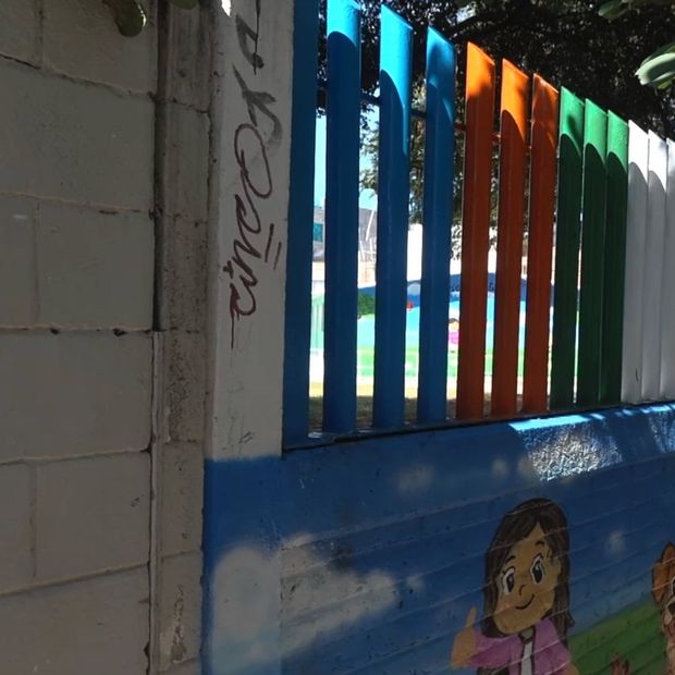 Dos escuelas están conectadas por la misma barda.
